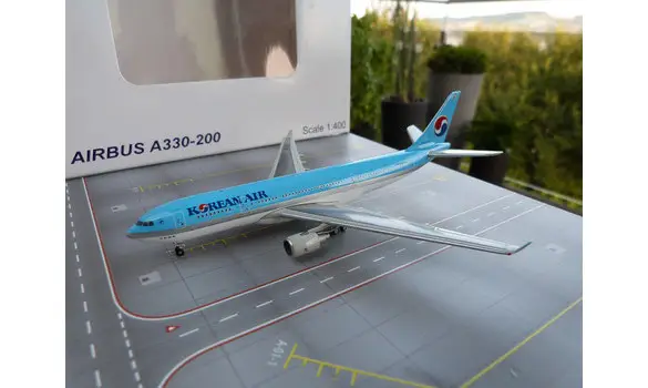 Korean Air Airbus A330-200 HL8211