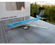 Korean Air Airbus A330-200 HL8211