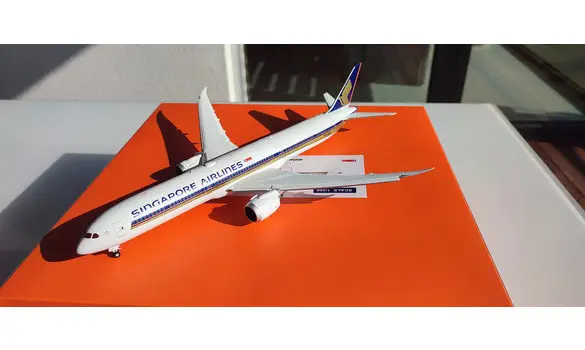 Singapore AL Boeing 787-10 9V-SCM