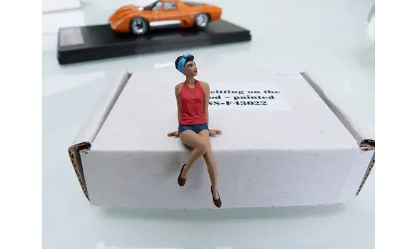 1/43e Girl sitting on the hood - Factory