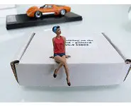 1/43e Girl sitting on the hood - Factory